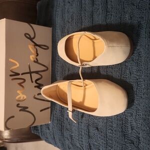 Crown Vintage mary janes size 8.5 spring taupe cow suede